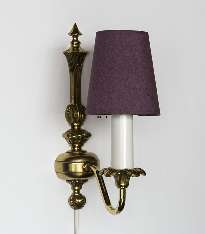 Lampetskærm i lilla/mørk rosa silke. God til væglamper/lysekrone mv,