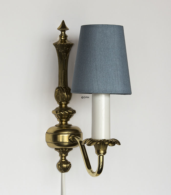 Lampetskærm i lys blå silke. God til væglamper/lysekrone mv,