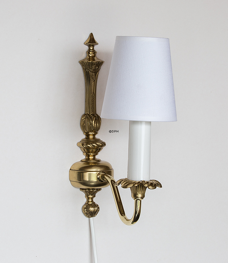 Lampetskærm i off white hør. God til væglamper/lysekrone mv,