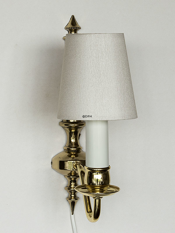 Lampetskærm i off white silke. God til væglamper/lysekrone mv,