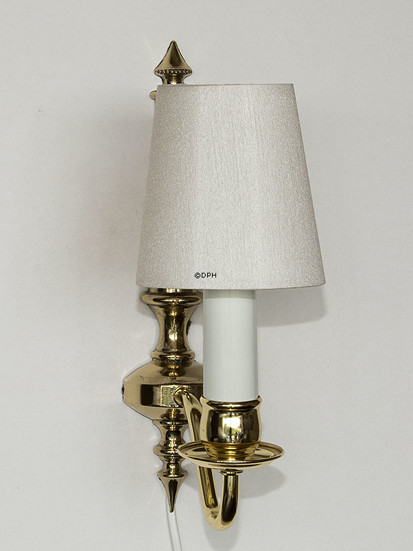 Lampetskærm i off white silke. God til væglamper/lysekrone mv,