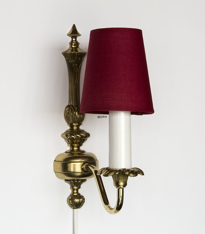 Lampetskærm i rød chintz. God til væglamper/lysekrone mv,