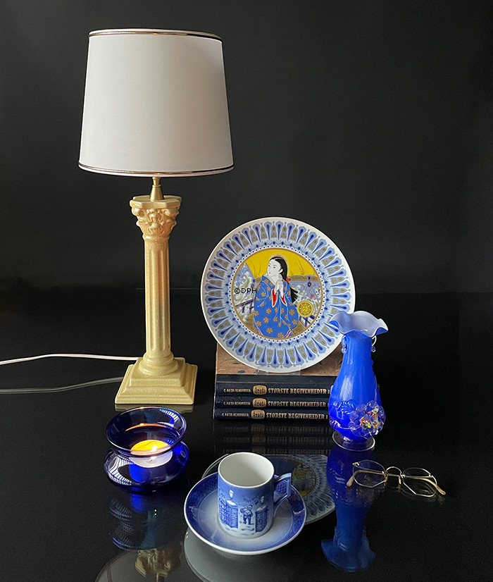 Lampeskærm, rund cylinderformet, 21 cm i højden, hvid chintz stof med guldkant (2. sortering - se beskrivelse)