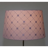 Rund cylinderformet lampeskærm 21 cm i højden, betrukket med rosa silke med mønster