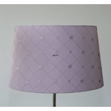 Rund cylinderformet lampeskærm 23 cm i højden, betrukket med rosa silke med mønster