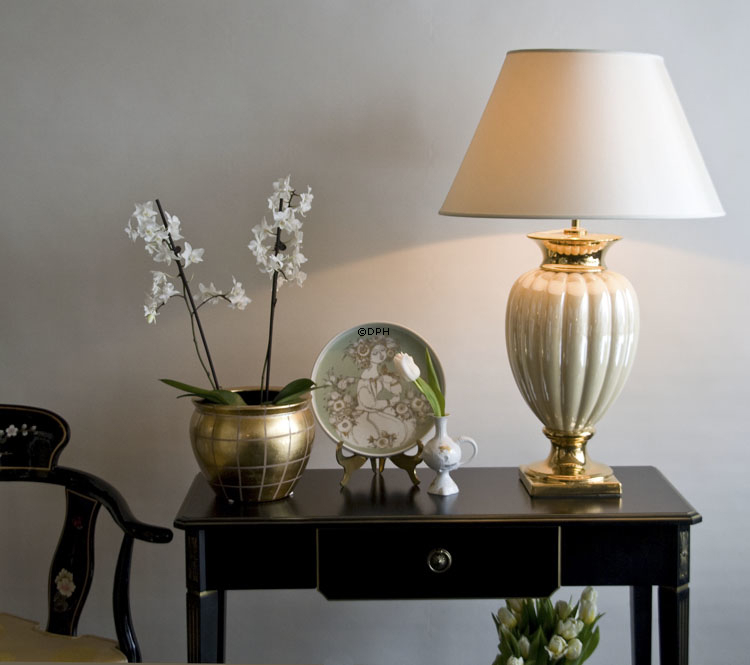 Rund lampeskærm mellem høj model 28 cm i højden, hvid chintz stof