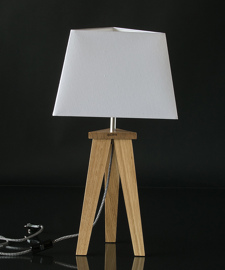 Bordlampe i eg, trekantet