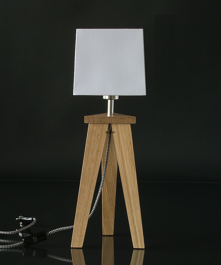 Bordlampe i eg, trekantet