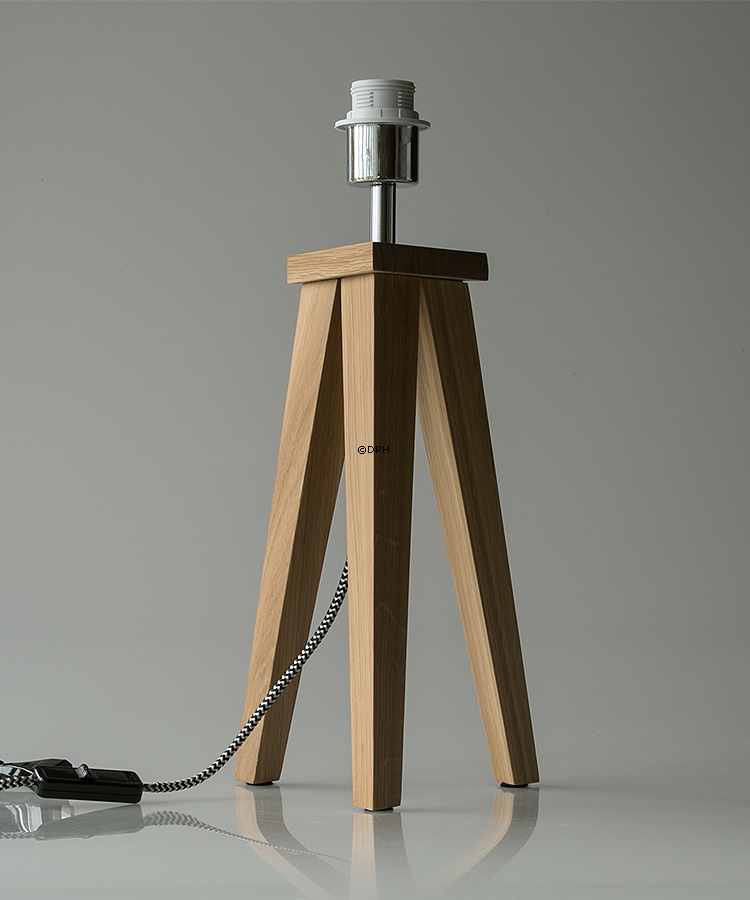 Bordlampe i eg, trekantet