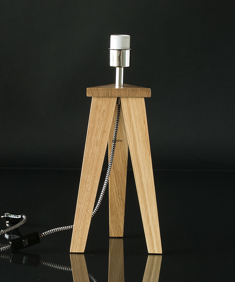 Bordlampe i eg, trekantet