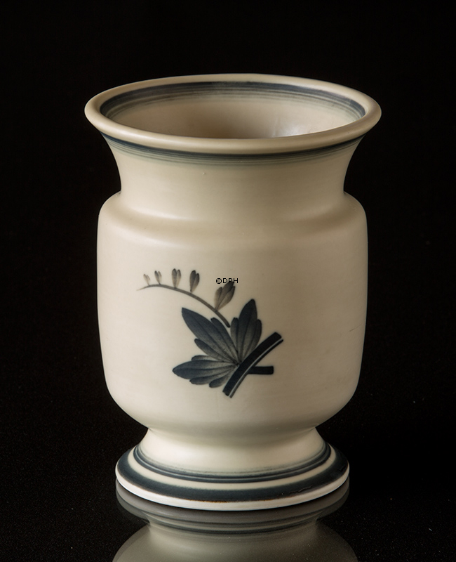 Vase med blomst, Royal Copehagen nr. 1-32