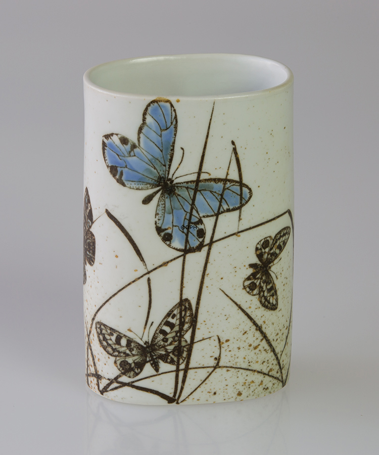 Diana Fajance vase af Nils Thorssen med sommerfugle, Royal Copenhagen nr. 1061-5331