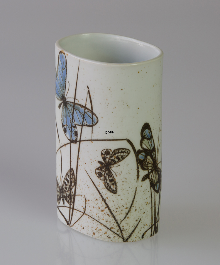 Diana Fajance vase af Nils Thorssen med sommerfugle, Royal Copenhagen nr. 1061-5331