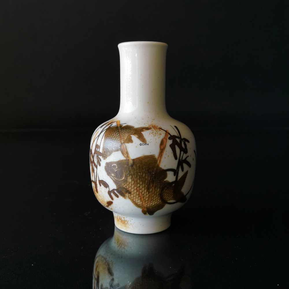 Diana Fajance vase med fisk af Nils Thorssen, Royal Copenhagen nr. 1063-5367