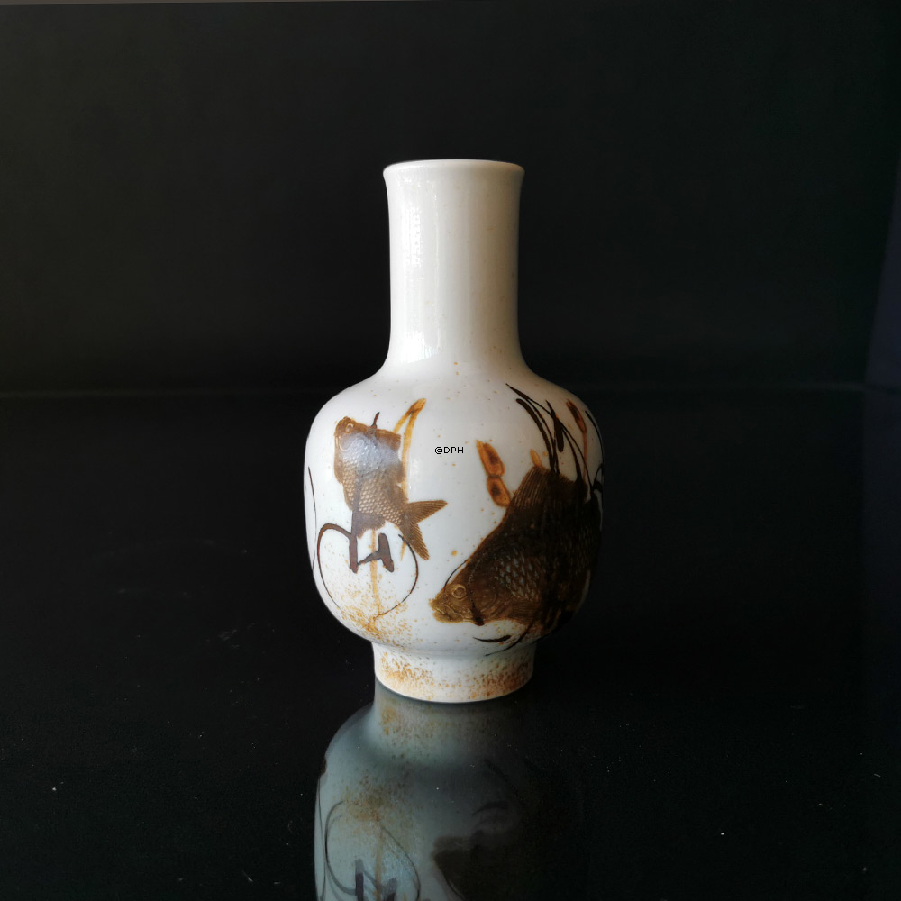 Diana Fajance vase med fisk af Nils Thorssen, Royal Copenhagen nr. 1063-5367
