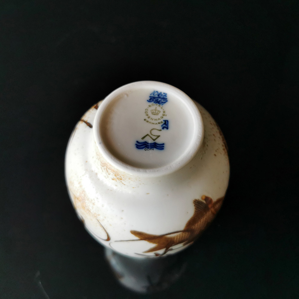 Diana Fajance vase med fisk af Nils Thorssen, Royal Copenhagen nr. 1063-5367