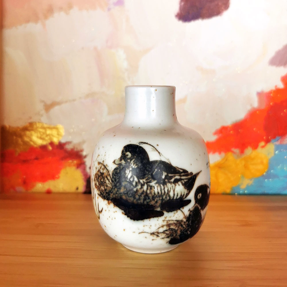 Mini Fajance vase med edderfugle, Nils Thorssen, Royal Copenhagen nr. 1068-5375