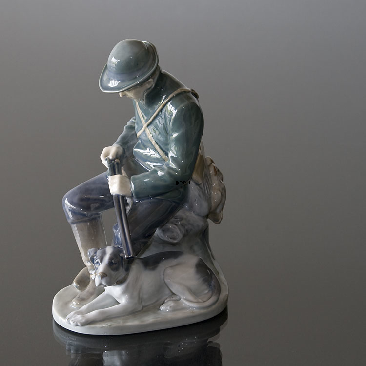 Jæger med hund, Royal Copenhagen figur nr. 084 eller 1087