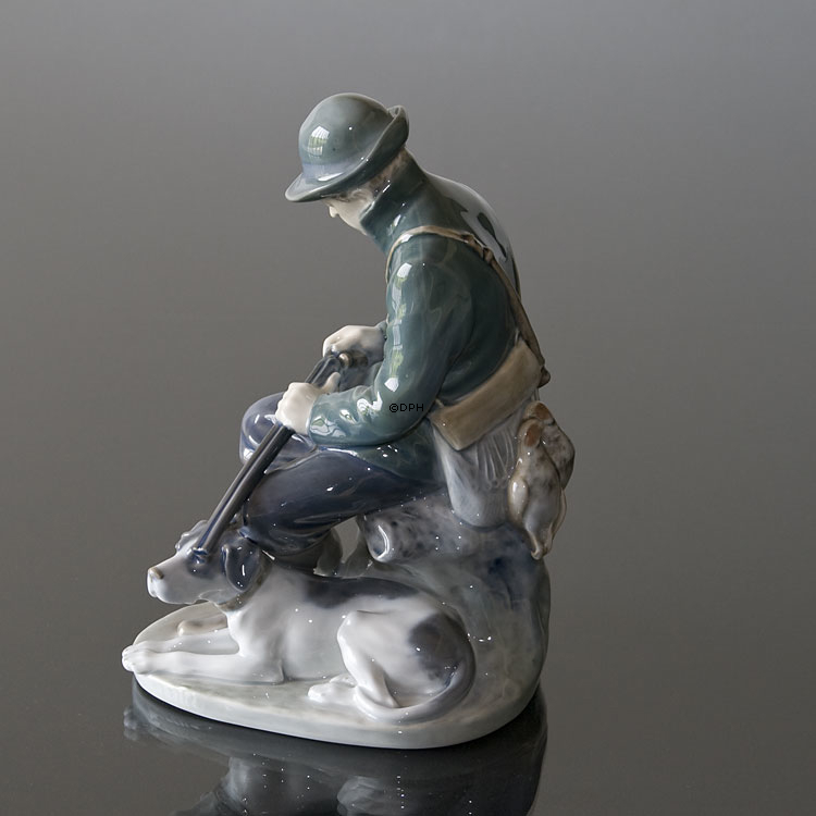 Jæger med hund, Royal Copenhagen figur nr. 084 eller 1087