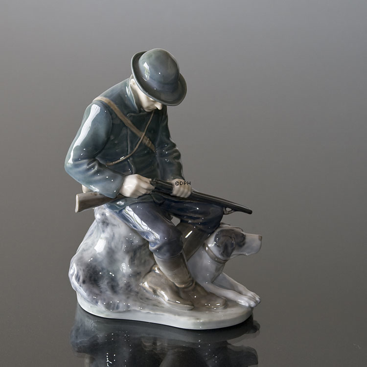 Jæger med hund, Royal Copenhagen figur nr. 084 eller 1087