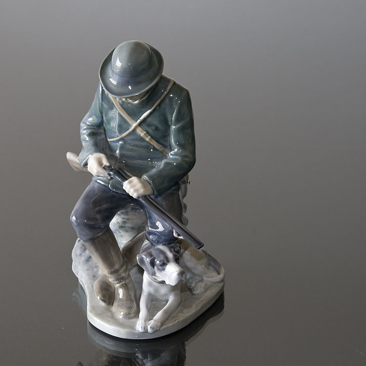 Jæger med hund, Royal Copenhagen figur nr. 084 eller 1087