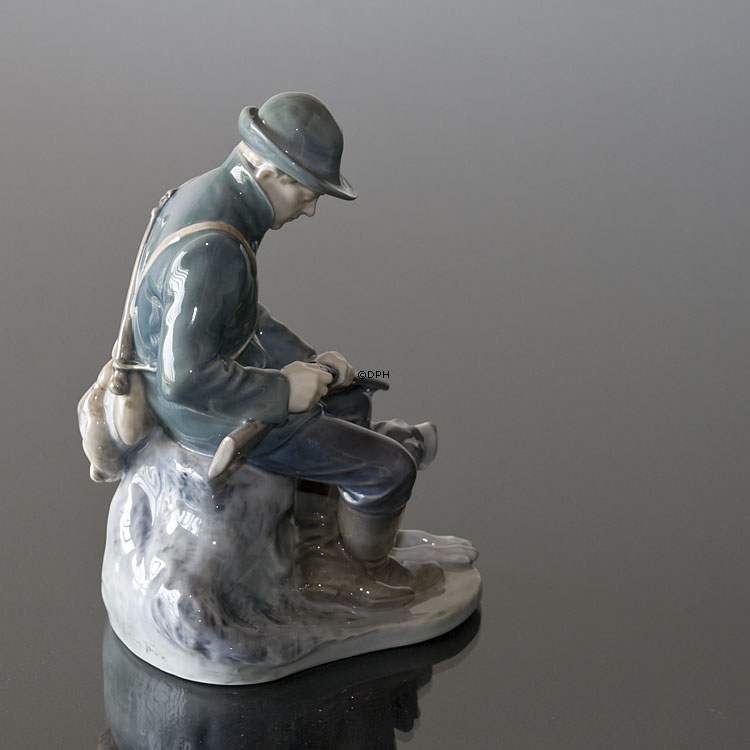 Jæger med hund, Royal Copenhagen figur nr. 084 eller 1087