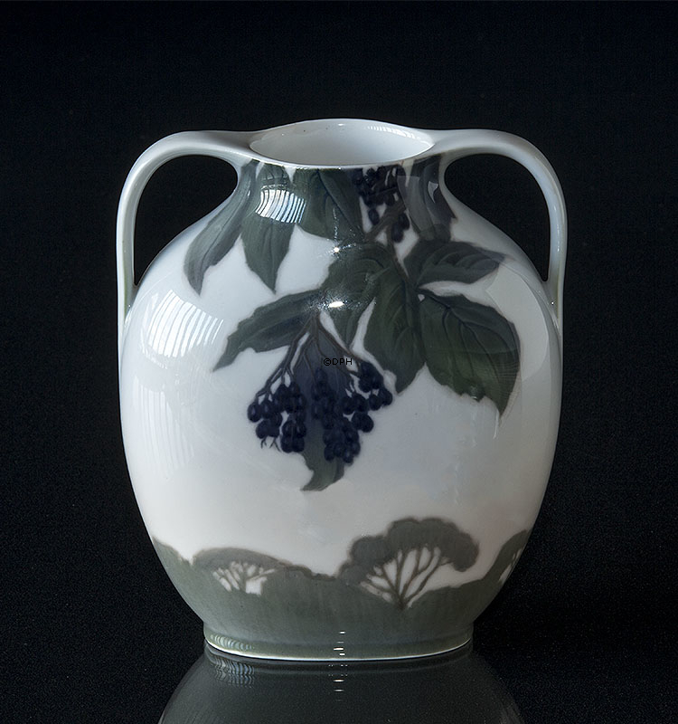 Royal Copenhagen Art Nouveau vase med hanke, dekoreret med grene med bær og landskab nr. 1091-227