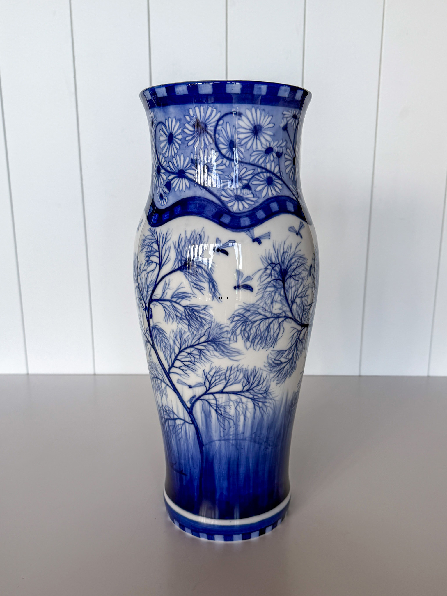 Unica Royal Copenhagen Vase med blomster og bier, Malet af Hans Henrik Schou ca. 1910