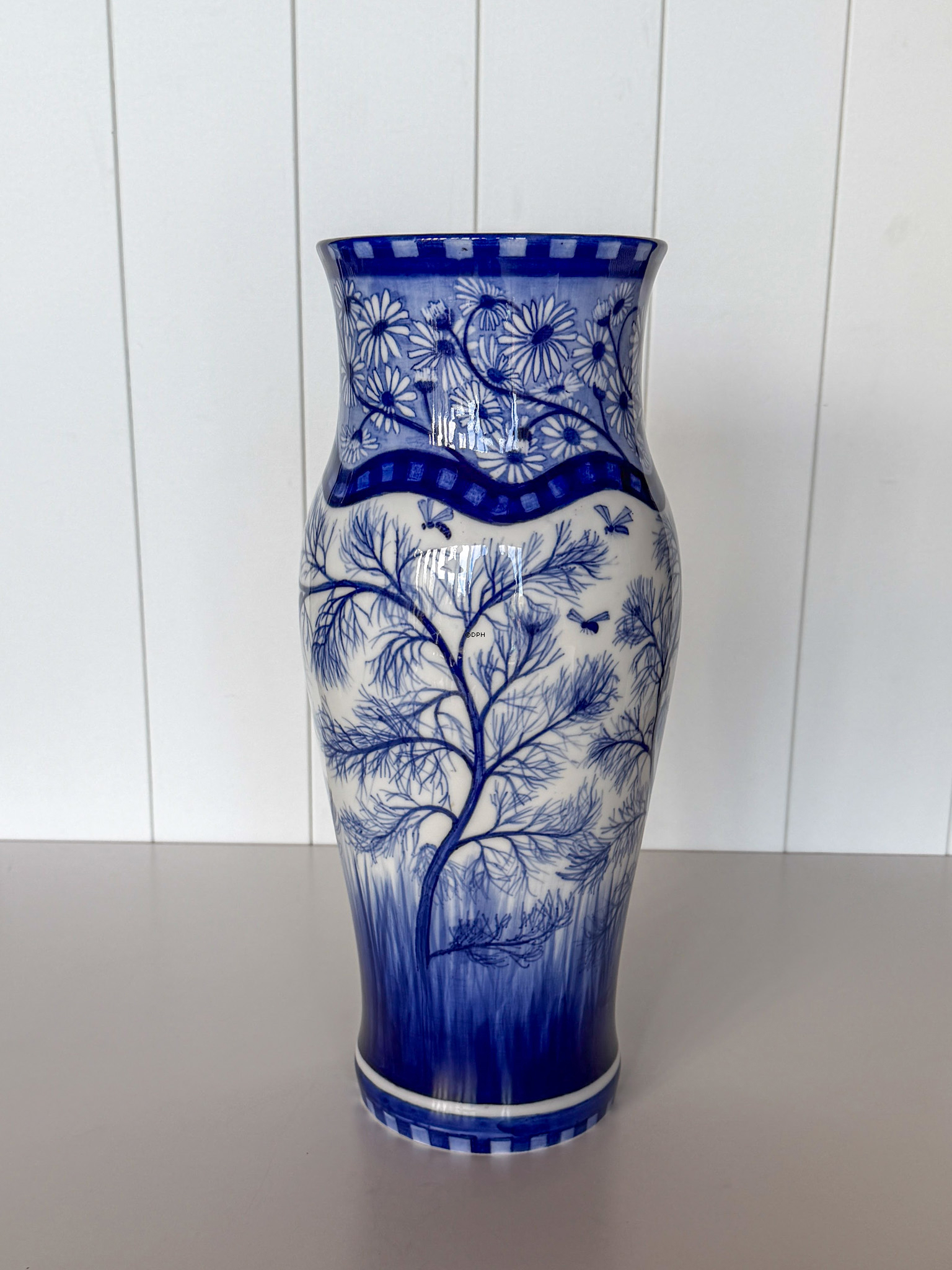 Unica Royal Copenhagen Vase med blomster og bier, Malet af Hans Henrik Schou ca. 1910