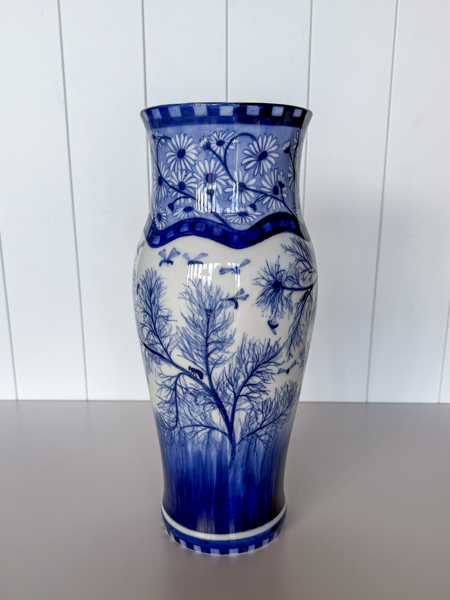 Unica Royal Copenhagen Vase med blomster og bier, Malet af Hans Henrik Schou ca. 1910