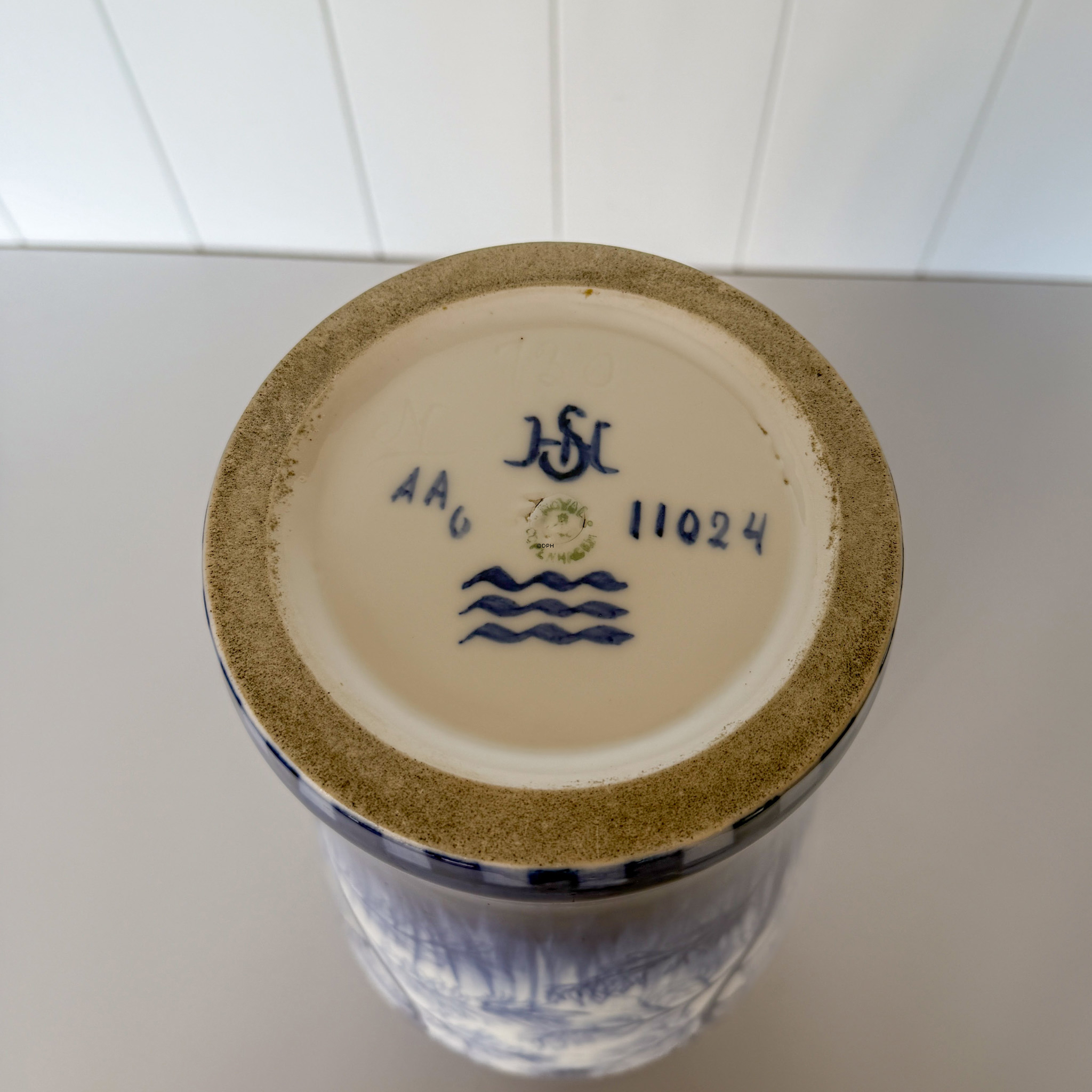 Unica Royal Copenhagen Vase med blomster og bier, Malet af Hans Henrik Schou ca. 1910