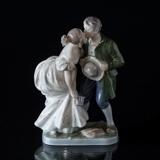 The Princess and the Swineherd Kissing, Royal Copenhagen figurine No. 1114