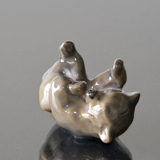 Braunbär liegt und spielt mit seinem Fuß, Royal Copenhagen Figur Nr. 1124