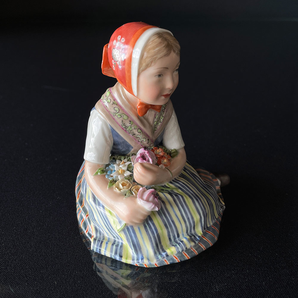 Royal Copenhagen figur 12417. Pige egnsdragt fra Slesvig,