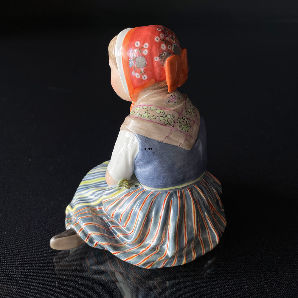 Royal Copenhagen figur 12417. Pige egnsdragt fra Slesvig,