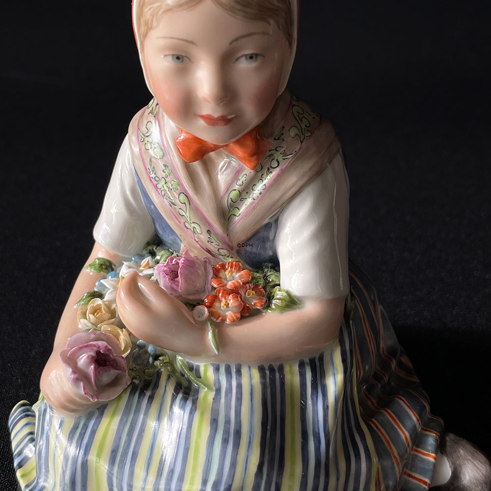 Royal Copenhagen figur 12417. Pige egnsdragt fra Slesvig,