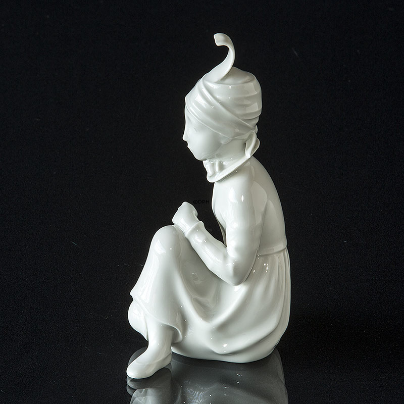 Pige, siddende, Royal Copenhagen figur nr. 12463 Hvid / Blanc de Chine