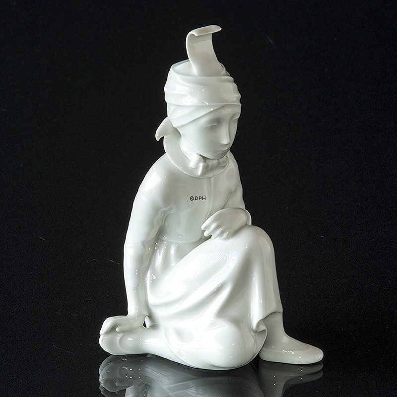 Pige, siddende, Royal Copenhagen figur nr. 12463 Hvid / Blanc de Chine