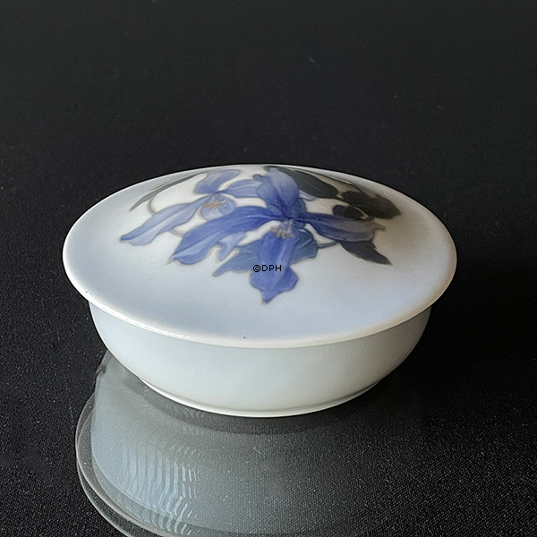 Royal Copenhagen lågkrukke med liljer (blå blomster) nr. 1257-2 Ø 11cm