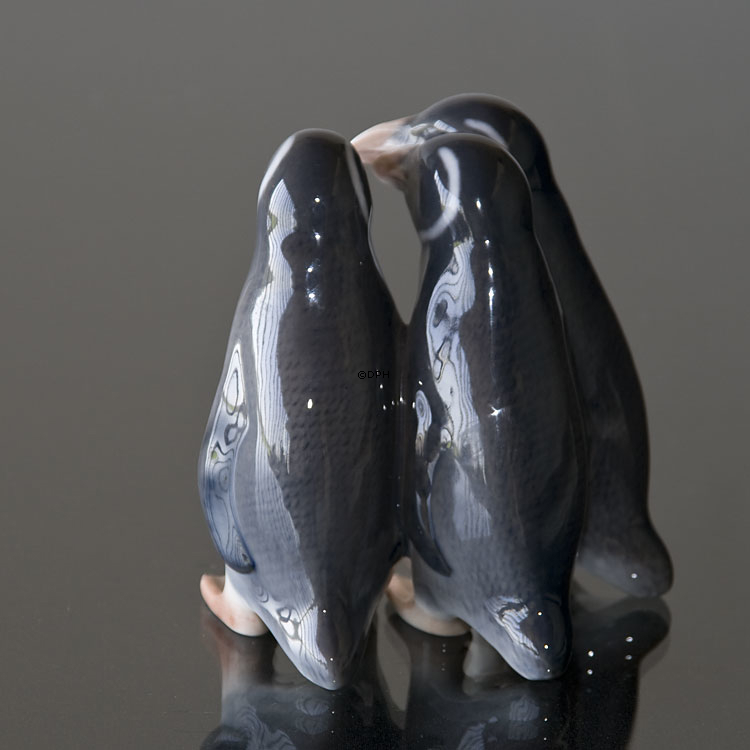 Gruppe af tre pingviner, Royal Copenhagen figur nr. 1284