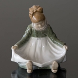 Siddende Amagerpige, Royal Copenhagen figur nr. 1315