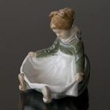 Amager-Mädchen, sitzend in regionaler Tracht, Royal Copenhagen Figur Nr. 1315
