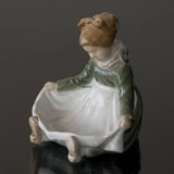 Siddende Amagerpige, Royal Copenhagen figur nr. 1315