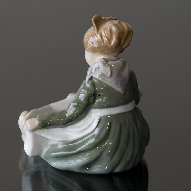 Siddende Amagerpige, Royal Copenhagen figur nr. 1315