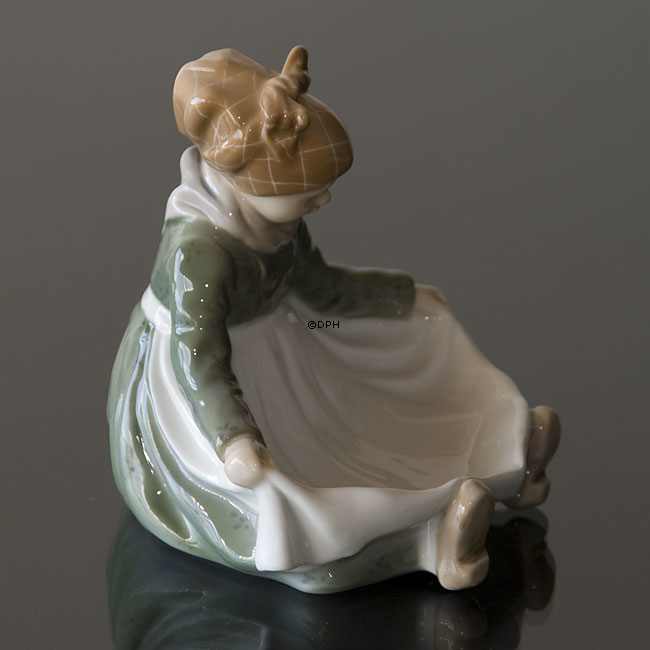 Siddende Amagerpige, Royal Copenhagen figur nr. 1315