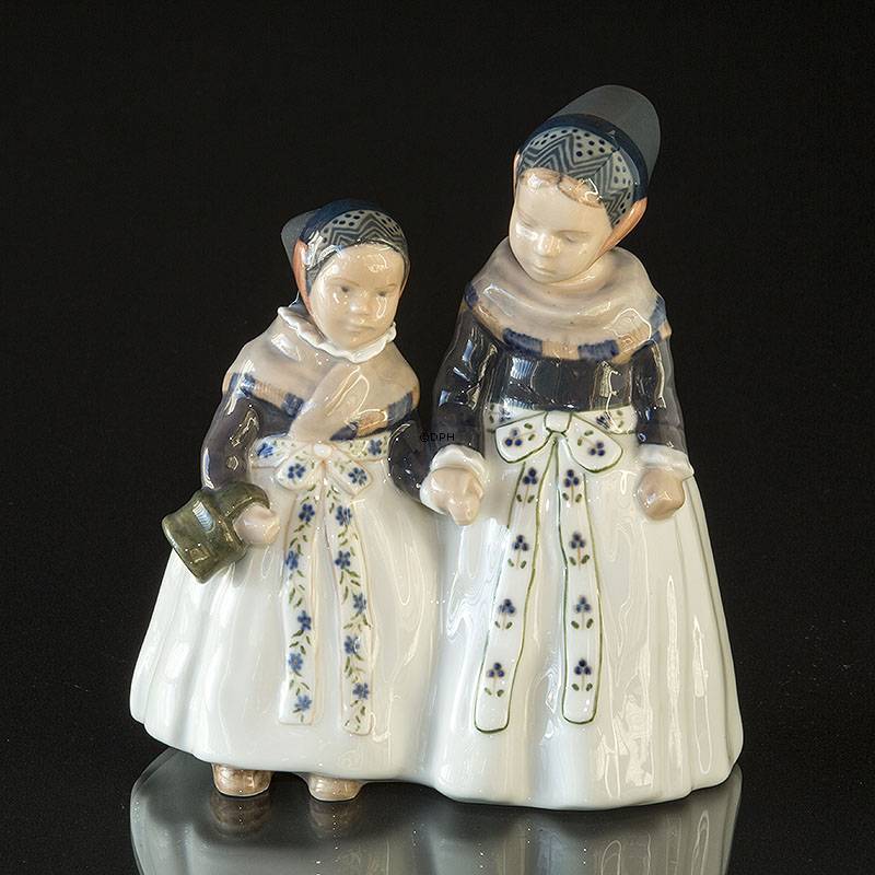 To Amagerpiger, Royal Copenhagen figur Unika (Signeret: Privat Grethe Bringe 1971)