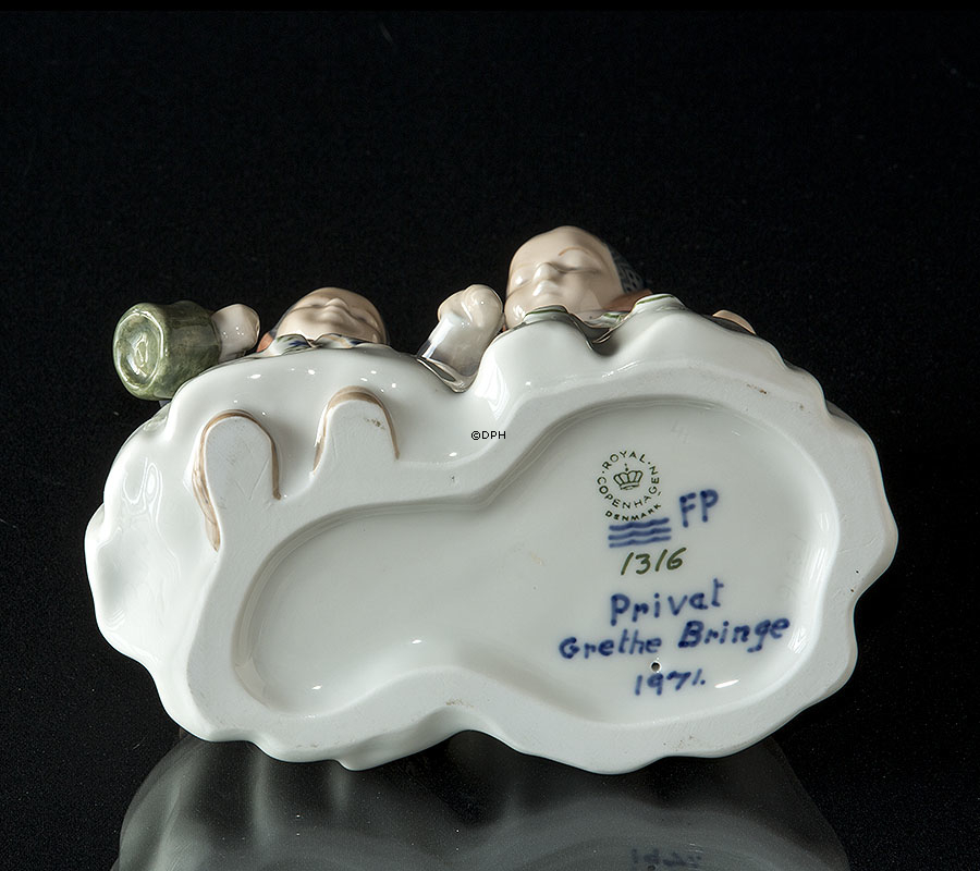 To Amagerpiger, Royal Copenhagen figur Unika (Signeret: Privat Grethe Bringe 1971)