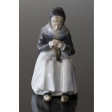 Stor Siddende Amagerpige (strikkende), Royal Copenhagen figur nr. 099 eller 1317