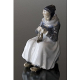 Stor Siddende Amagerpige (strikkende), Royal Copenhagen figur nr. 099 eller 1317