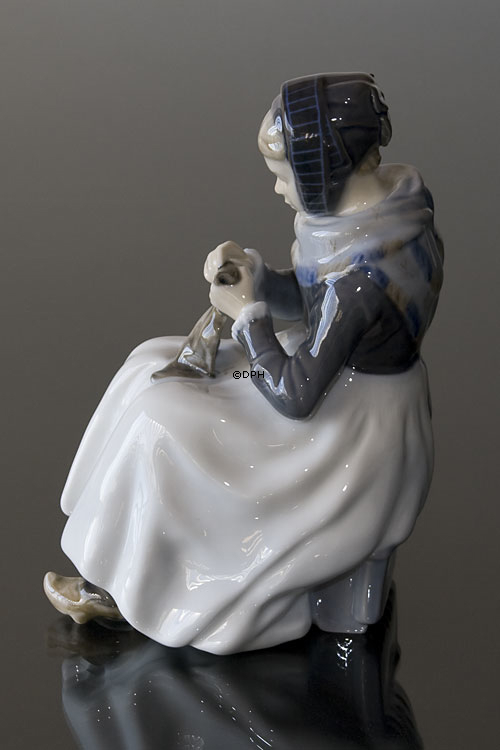 Stor Siddende Amagerpige (strikkende), Royal Copenhagen figur nr. 099 eller 1317